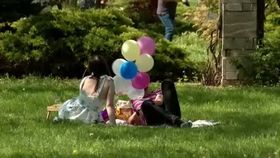 VIDEO Temperaturile de vară i-au scos pe români din case. Oamenii au făcut diferite activități odată cu venirea căldurii